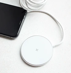 Купить Беспроводное зарядное устройство OLMIO MagCharge White / Народный дискаунтер ЦЕНАЛОМ