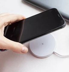 Купить Беспроводное зарядное устройство OLMIO MagCharge White / Народный дискаунтер ЦЕНАЛОМ